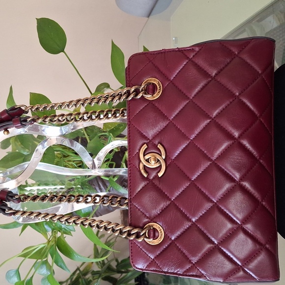 CHANEL Red and Gold Quilted Shoulder Bag - Picture 1 of 12